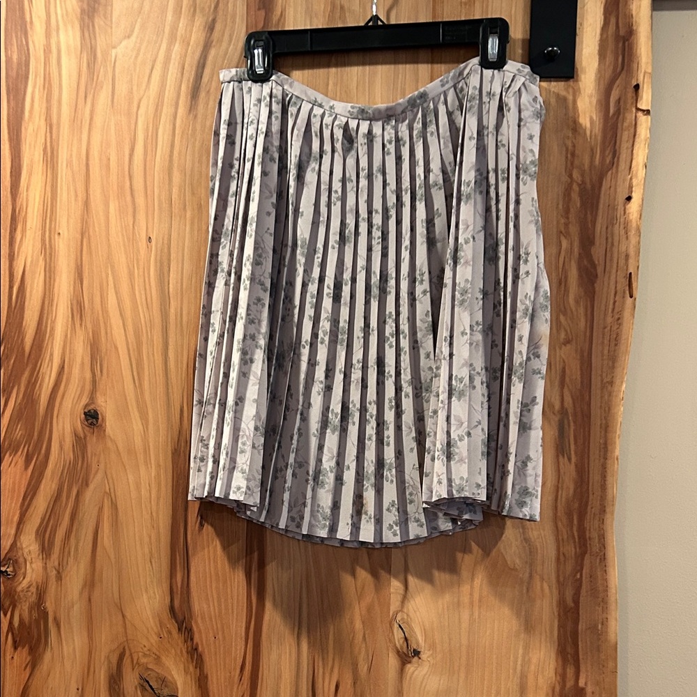 Women's Pleated Floral  Skirt in Light Gray